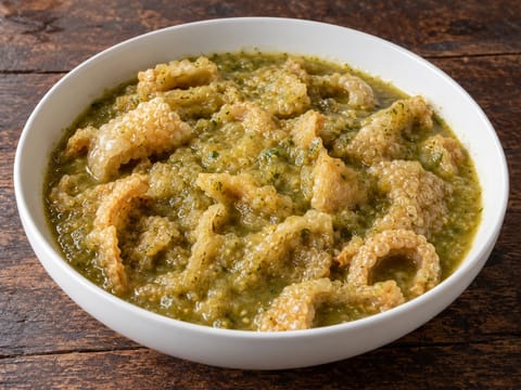 Chicharrón en Salsa Verde (vepřové škvarky v zelené chilli omáčce) Chicharrón en Salsa Verde (vepřové škvarky v zelené chilli omáčce)