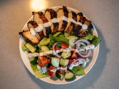 Bol salată cu kebab de pui (pui marinat în iaurt cu dressing de iaurt cu lămâie) Bol salată cu kebab de pui (pui marinat în iaurt cu dressing de iaurt cu lămâie)