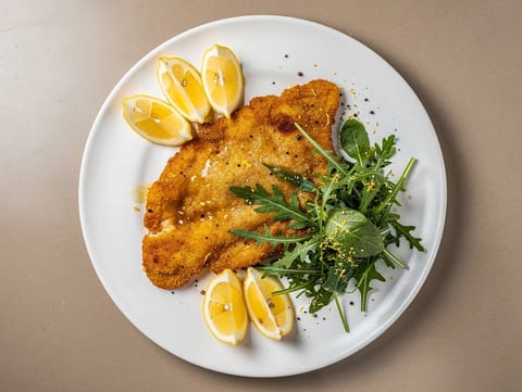 Chicken Milanese z sałatką z rukoli i cytryny Chicken Milanese z sałatką z rukoli i cytryny