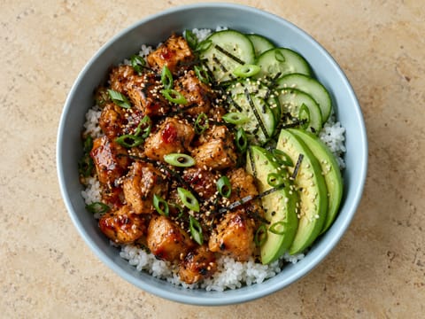 Poke bowl de pollo con sweet chili