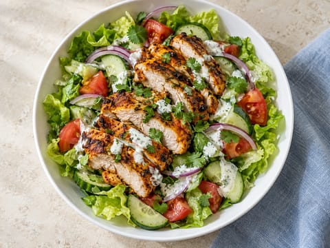 Bowl di insalata con chicken tikka Bowl di insalata con chicken tikka