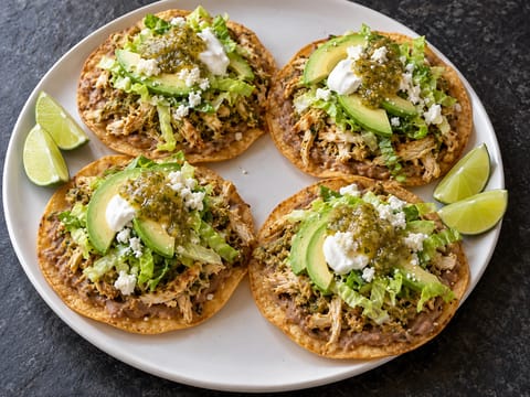 Csirkés tostada refried babbal és pico de gallóval Csirkés tostada refried babbal és pico de gallóval