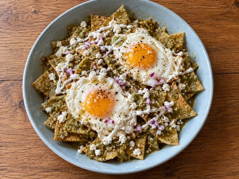 Chilaquiles Verdes (tortille w salsie verde z tomatillos) Chilaquiles Verdes (tortille w salsie verde z tomatillos)
