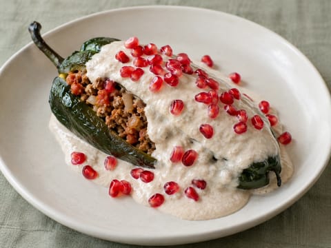Chiles en Nogada (Γεμιστές πιπεριές poblano με σάλτσα καρυδιού) Chiles en Nogada (Γεμιστές πιπεριές poblano με σάλτσα καρυδιού)