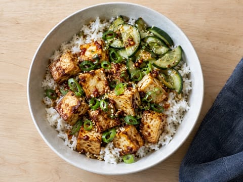 Tofubowl med chilliolja med jasminris och gurka