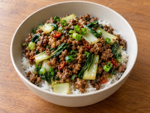 Schweinefleisch-Schüssel mit chinesischem Fünf-Gewürze-Pulver und Jasminreis Schweinefleisch-Schüssel mit chinesischem Fünf-Gewürze-Pulver und Jasminreis