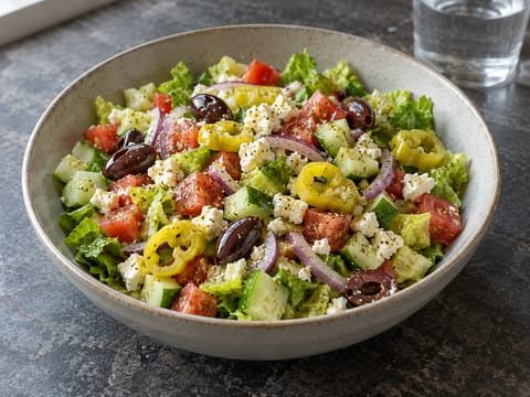 Hackad grekisk-amerikansk sallad med pepperoncini Hackad grekisk-amerikansk sallad med pepperoncini
