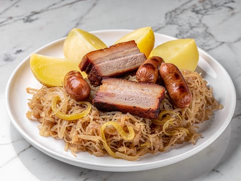 Choucroute Garnie (alsacisk braiseret surkål med svinekød og pølser)