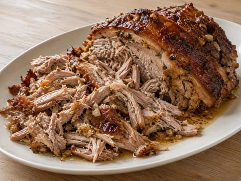 Pernil (langtidsstekt svineskulder med hvitløk og sitrus) Pernil (langtidsstekt svineskulder med hvitløk og sitrus)