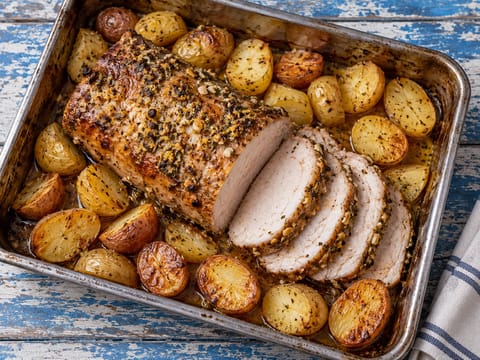 Limonlu, sarımsaklı ve patatesli Yunan usulü Noel domuz rostosu Limonlu, sarımsaklı ve patatesli Yunan usulü Noel domuz rostosu