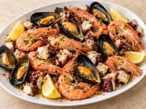 Weihnachtliche Meeresfrüchteplatte (Garnelen, Muscheln und Oktopus nach spanischer Art) Weihnachtliche Meeresfrüchteplatte (Garnelen, Muscheln und Oktopus nach spanischer Art)