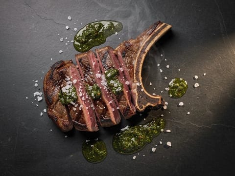 Chuletón a la Parrilla con Chimichurri (ızgara T-bone biftek) Chuletón a la Parrilla con Chimichurri (ızgara T-bone biftek)