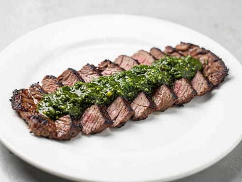 Churrasco con Chimichurri (grilovaný flank steak s bylinkovou omáčkou) Churrasco con Chimichurri (grilovaný flank steak s bylinkovou omáčkou)