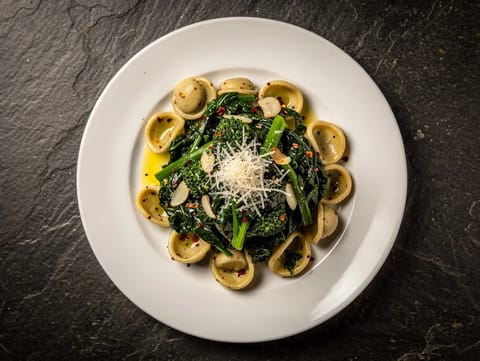 Cime di Rapa con Orecchiette (orecchiette με μπρόκολο ράμπε, σκόρδο και τσίλι)