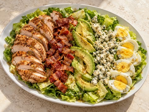 Cobb Salad (Salat mit Hähnchen, Bacon, Ei, Avocado und Blauschimmelkäse) Cobb Salad (Salat mit Hähnchen, Bacon, Ei, Avocado und Blauschimmelkäse)