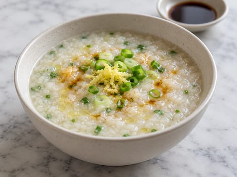 Congee (Reisbrei mit Ingwer und Frühlingszwiebel) Congee (Reisbrei mit Ingwer und Frühlingszwiebel)