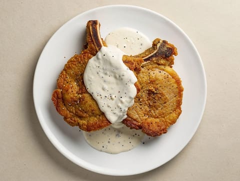 Country-fried fläskkotletter med vit sås Country-fried fläskkotletter med vit sås