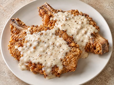 Costeletas de porco fritas à country com molho branco Costeletas de porco fritas à country com molho branco