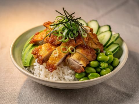 Knusprige Hähnchen-Avocado-Poke-Bowl Knusprige Hähnchen-Avocado-Poke-Bowl