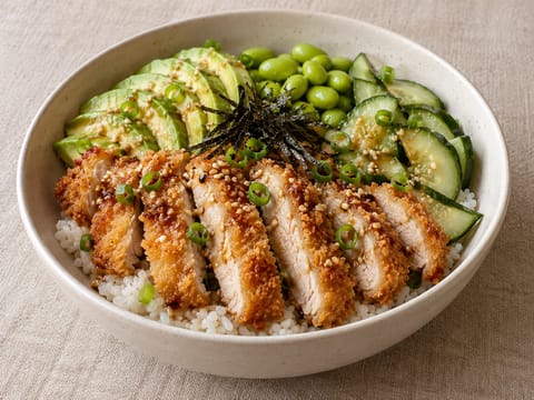 Poke bowl con pollo croccante e avocado Poke bowl con pollo croccante e avocado