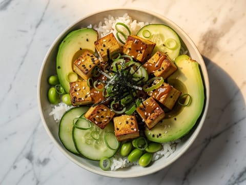 Rapeaksi paistettu tofu poke bowl
