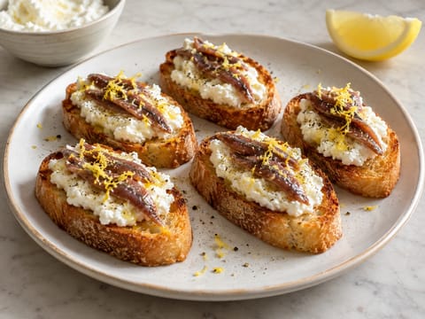 Crostini con Ricotta e Acciughe (Crostini med ricotta og ansjos) Crostini con Ricotta e Acciughe (Crostini med ricotta og ansjos)