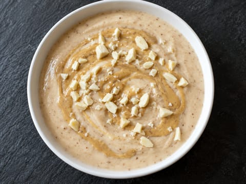Smoothie bowl med dadler og tahin Smoothie bowl med dadler og tahin