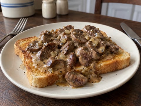 Ďábelské ledvinky na máslovém toastu Ďábelské ledvinky na máslovém toastu