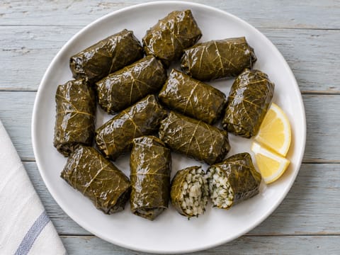Dolmades (griechische gefüllte Weinblätter mit Kräuterreis)