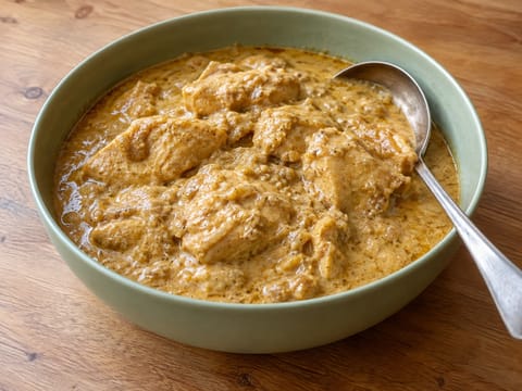 Eid-kanakorma (mieto kanacurry jogurtilla ja cashewpähkinöillä)