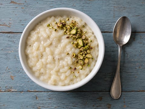 Arroz con leche con agua de rosas, cardamomo y pistachos