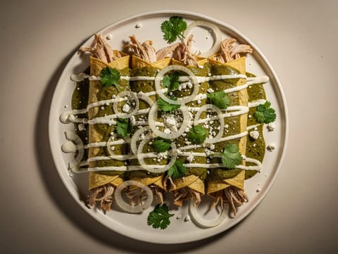 Enchiladas Verdes med kylling og crema Enchiladas Verdes med kylling og crema