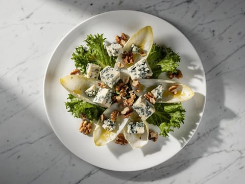 Salada de endívia, nozes e Roquefort
