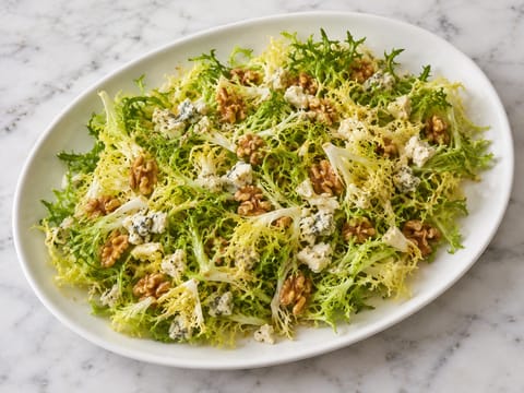 Andijvie- en walnotensalade met roquefort Andijvie- en walnotensalade met roquefort