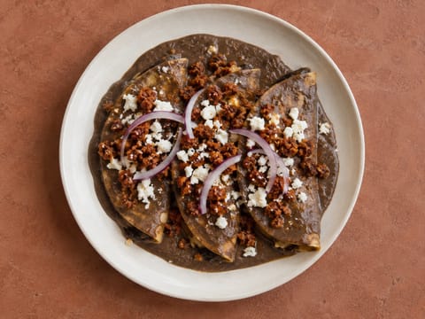 Enfrijoladas con Chorizo (tortillas i svart bönsås) Enfrijoladas con Chorizo (tortillas i svart bönsås)