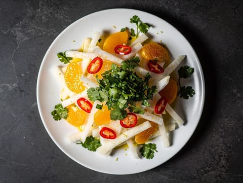 Salade de jícama à l’orange, au citron vert et au piment