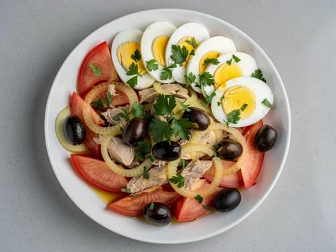 Ensalada Murciana (rajčatový salát se solenou treskou a olivami) Ensalada Murciana (rajčatový salát se solenou treskou a olivami)