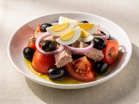 Ensalada Murciana (rajčatový salát s tuňákem a olivami)
