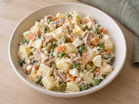 Ensalada Rusa (espanjalainen perunasalaatti tonnikalalla ja majoneesilla)