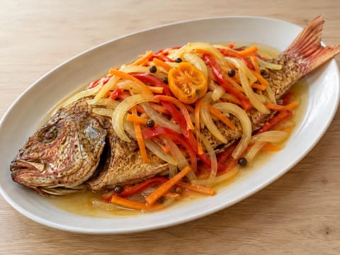 Escovitch Fish (peixe frito na frigideira com legumes em pickle de vinagre)