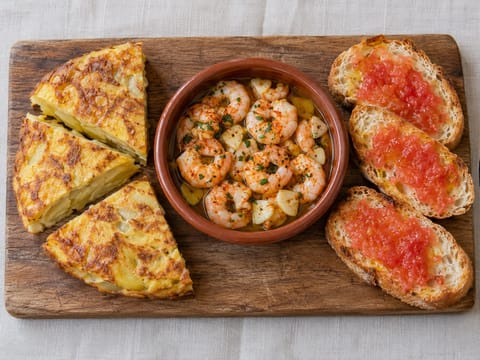 Fiesta Tapas Platter (tortilla española, gambas al ajillo i pan con tomate) Fiesta Tapas Platter (tortilla española, gambas al ajillo i pan con tomate)
