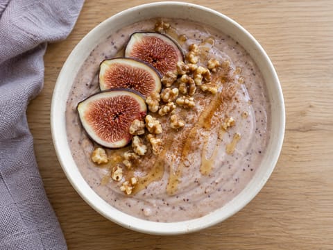 Smoothie-Bowl mit Feigen, Honig und Joghurt Smoothie-Bowl mit Feigen, Honig und Joghurt