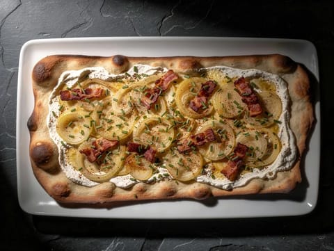 Flammkuchen (tysk fladbrød med crème fraîche, bacon og løg)