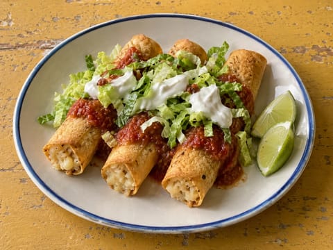 Flautas de Papa mit Salsa Roja (Kartoffel-Flautas)