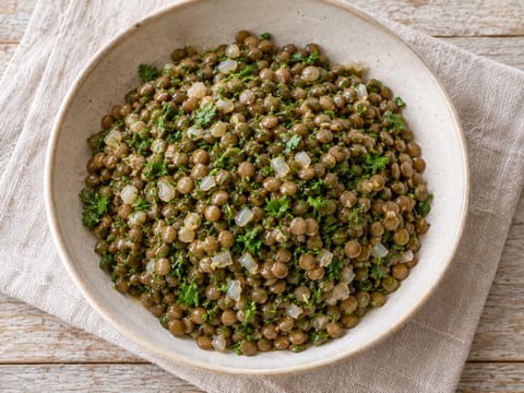 Bowl di lenticchie francesi con erbe fresche Bowl di lenticchie francesi con erbe fresche
