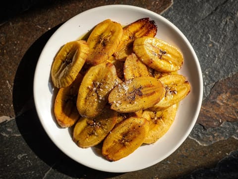 Karibialaiset paistetut jauhobanaanit (pannulla paistetut kypsän jauhobanaanin viipaleet)