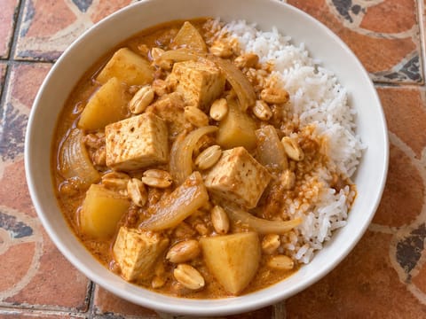Gaeng Massaman Tofu (curry Massaman vegano) Gaeng Massaman Tofu (curry Massaman vegano)