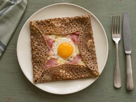 Galettes de Sarrasin (clătite din hrișcă cu șuncă, Emmental și ou) Galettes de Sarrasin (clătite din hrișcă cu șuncă, Emmental și ou)