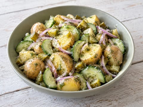 Bowl de pommes de terre allemand, sauce moutarde, concombre et cornichons Bowl de pommes de terre allemand, sauce moutarde, concombre et cornichons