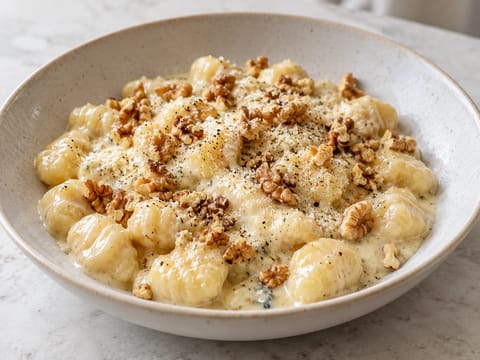 Gnocchi al Gorgonzola e Noci (Gnocchi mit Gorgonzola und Walnüssen) Gnocchi al Gorgonzola e Noci (Gnocchi mit Gorgonzola und Walnüssen)